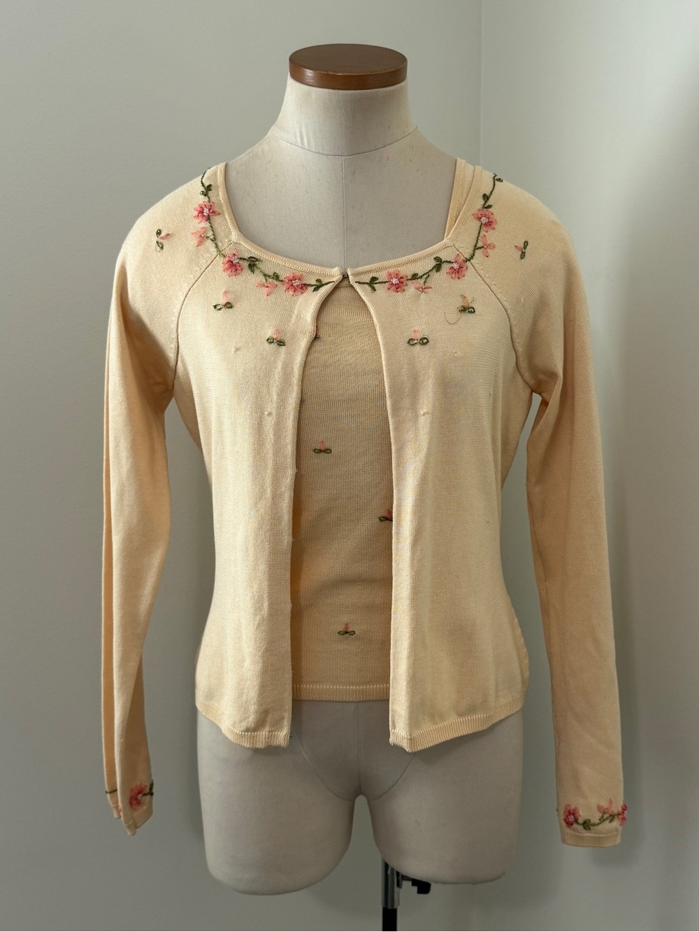 Vintage INC International Concepts S / M Silk Yellow Embroidered Cardigan Set